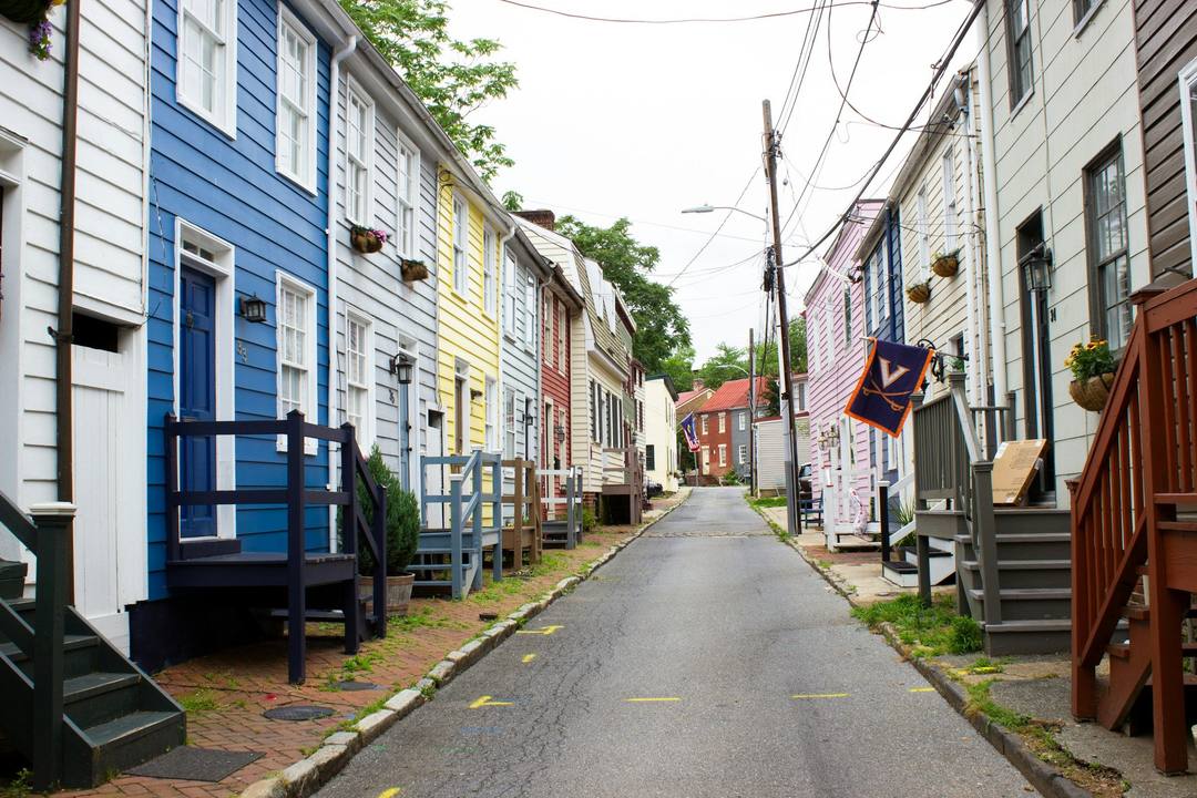 A street of painted clapboard rowhouses with front stoops in Annapolis